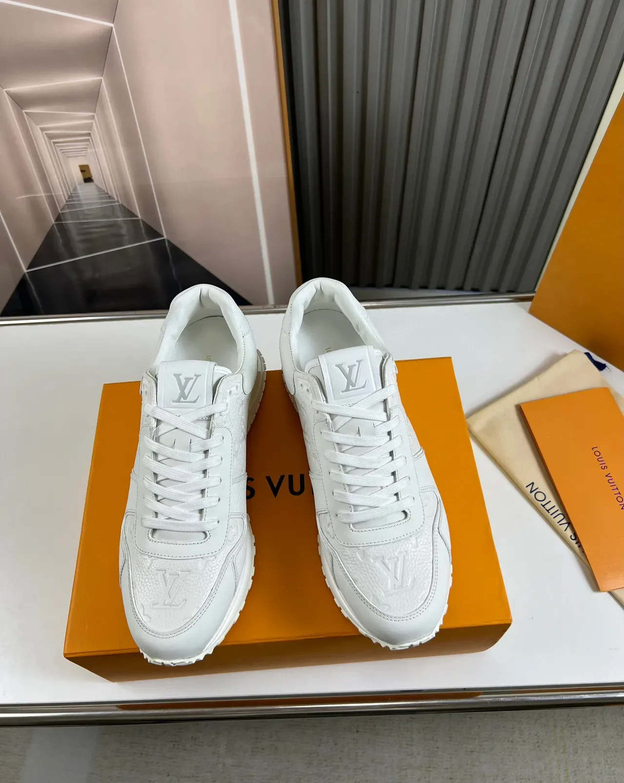Louis Vuitton LV Trainer Chaussures Blanches Monogram Embossé Cuir Panneaux Latéraux Ribbelés Sneakers Lifestyle 9