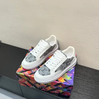 Louis Vuitton LV Trainer blanco y gris low-top monogram canvas lifestyle sneakers
