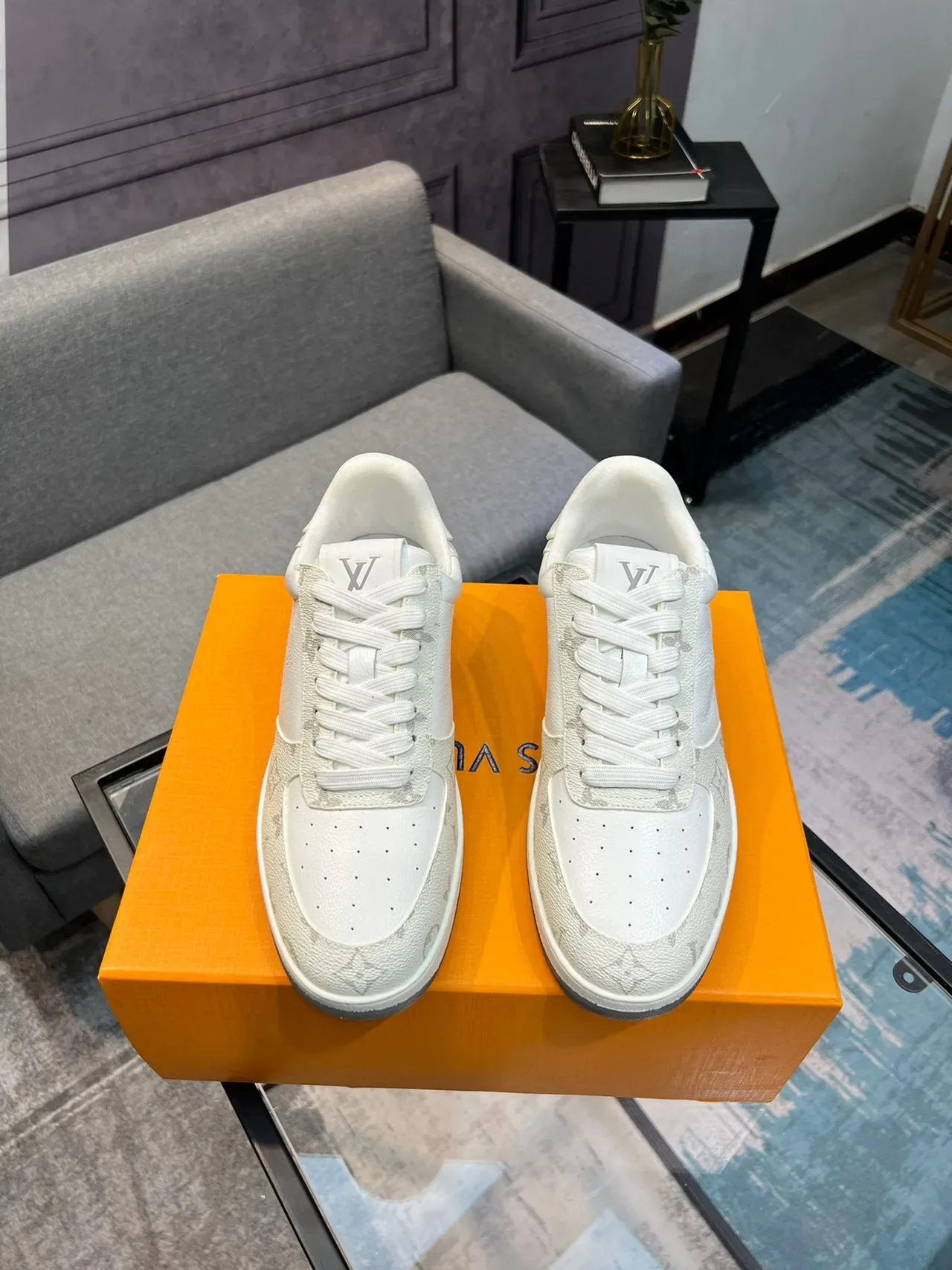 Louis Vuitton LV Trainer Blanc Gris Cuir Monogram Détail Logo Perforé Lifestyle Sneakers 2