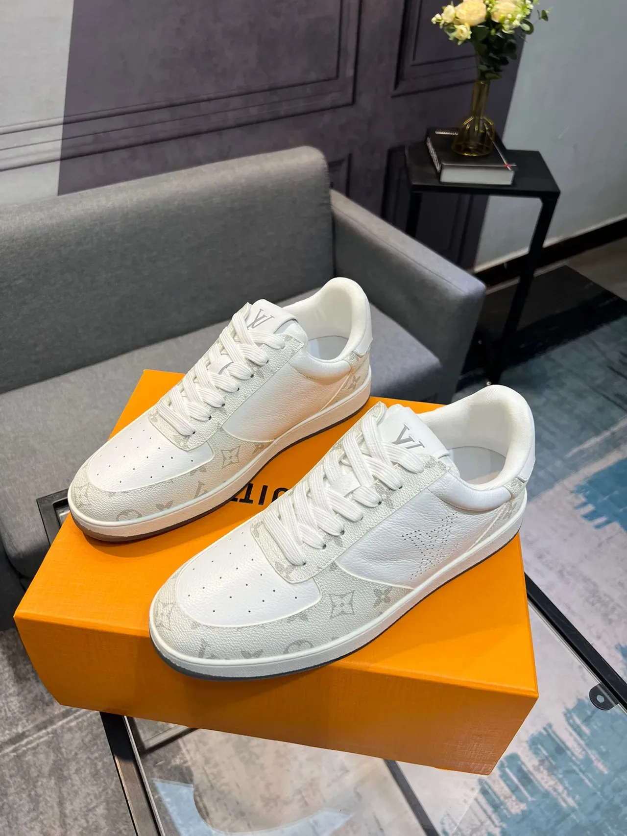 Louis Vuitton LV Trainer Blanc Gris Cuir Monogram Détail Logo Perforé Lifestyle Sneakers 3