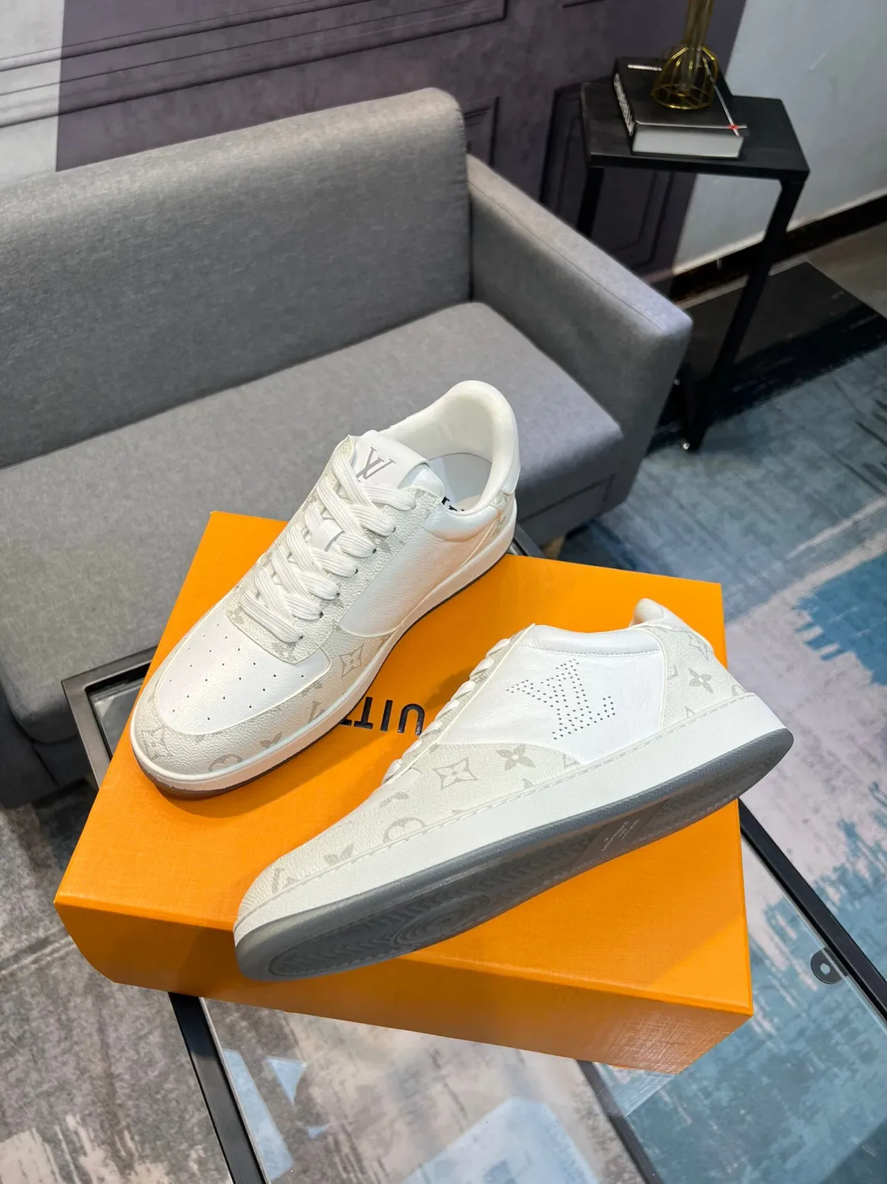 Louis Vuitton LV Trainer Blanc Gris Cuir Monogram Détail Logo Perforé Lifestyle Sneakers 4