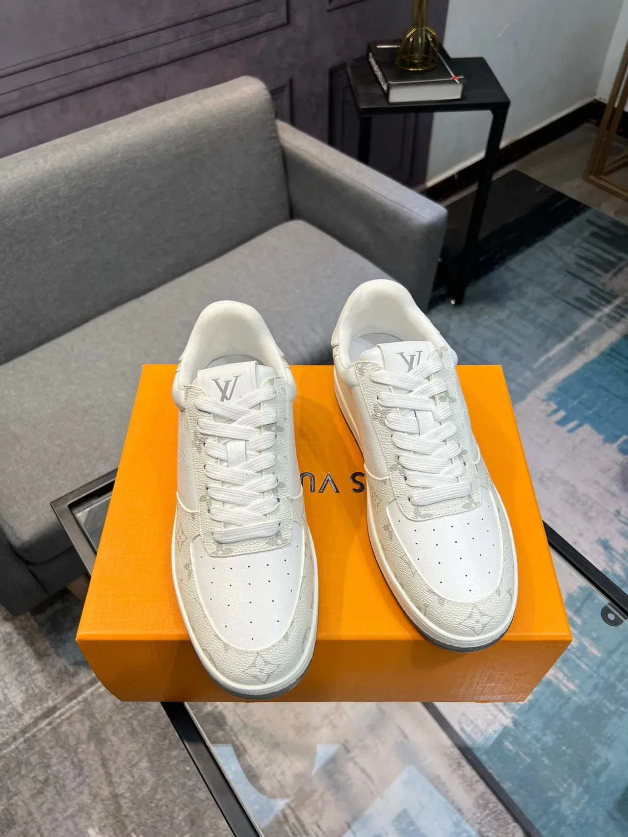 Louis Vuitton LV Trainer Blanc Gris Cuir Monogram Détail Logo Perforé Lifestyle Sneakers 5