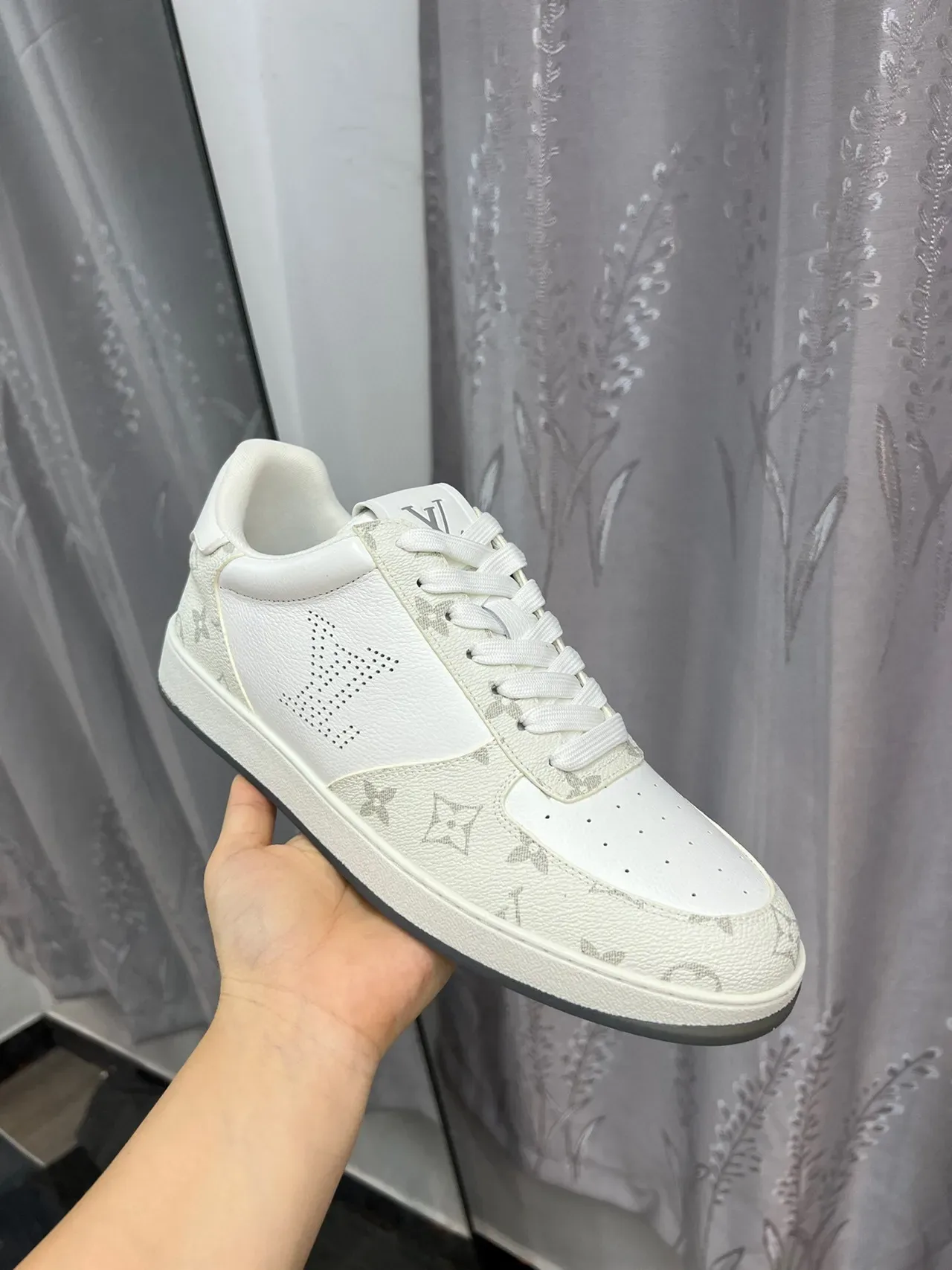 Louis Vuitton LV Trainer Blanc Gris Cuir Monogram Détail Logo Perforé Lifestyle Sneakers 6