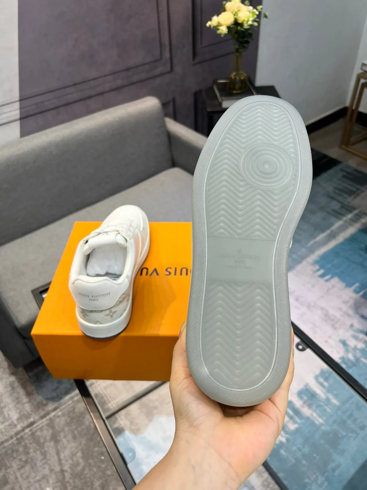 Louis Vuitton LV Trainer Blanc Gris Cuir Monogram Détail Logo Perforé Lifestyle Sneakers 7
