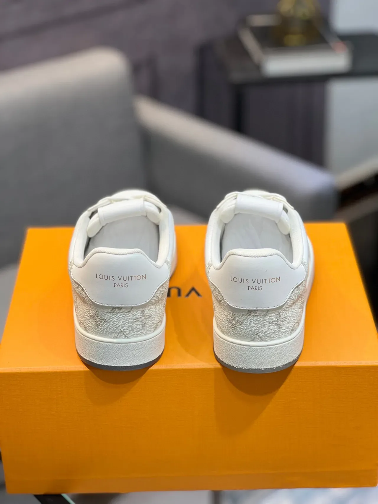 Louis Vuitton LV Trainer Blanc Gris Cuir Monogram Détail Logo Perforé Lifestyle Sneakers 8