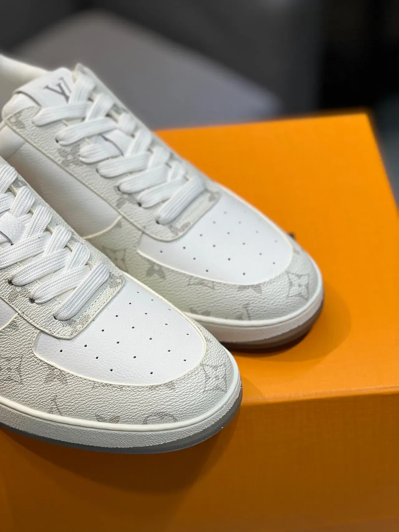 Louis Vuitton LV Trainer Blanc Gris Cuir Monogram Détail Logo Perforé Lifestyle Sneakers 9