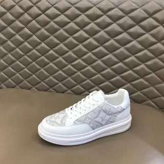 Louis Vuitton LV Trainer Zapatos Lifestyle Blanco y Gris con Paneles Laterales con Impresión Monogram y Recubrimientos de Cuero Suave