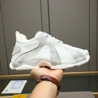 Louis Vuitton LV Trainer Zapatillas Lifestyle Blancas y Grises Monogramadas Parte Superior de Tejido Construcción de Panel Perforado