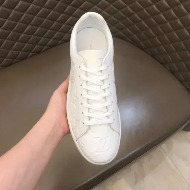 Louis Vuitton LV Trainer Blanc Monogramme Embossé Baskets Basses Lifestyle 3