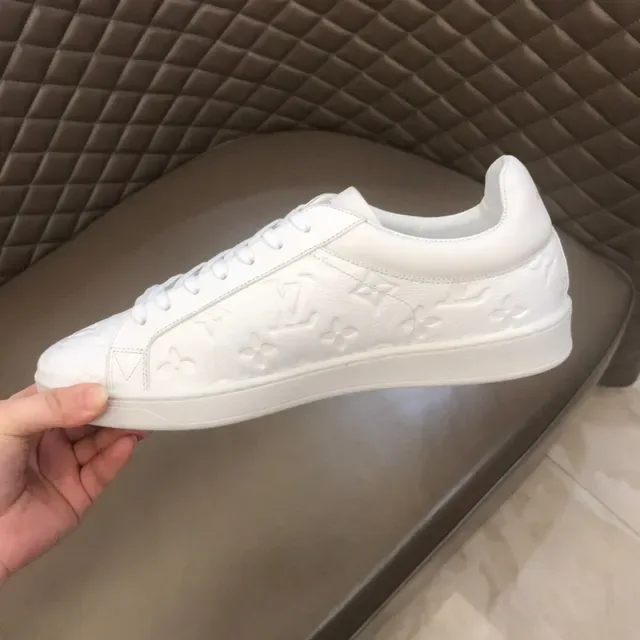 Louis Vuitton LV Trainer Blanc Monogramme Embossé Baskets Basses Lifestyle 4