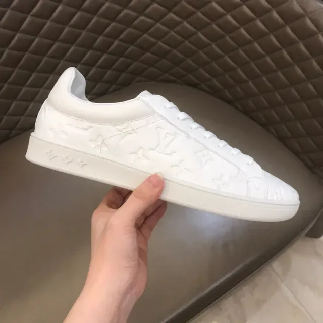 Louis Vuitton LV Trainer Blanc Monogramme Embossé Baskets Basses Lifestyle 5