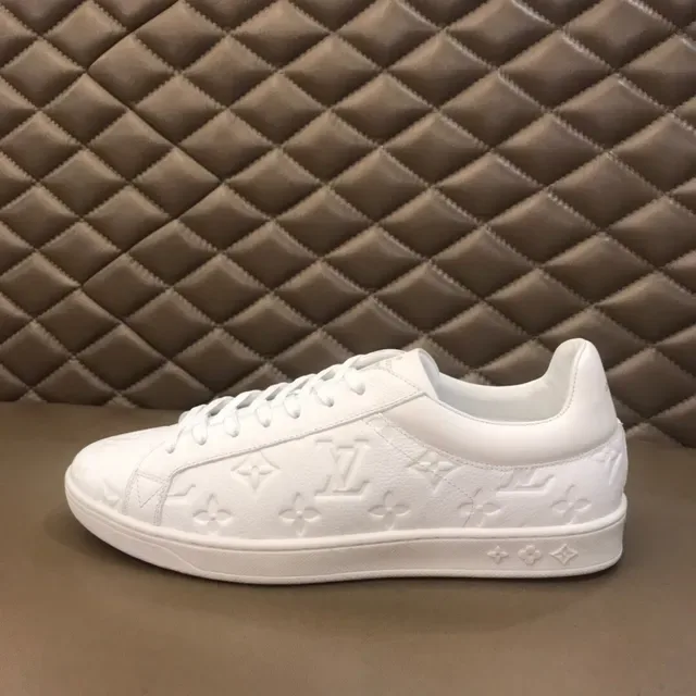 Louis Vuitton LV Trainer Blanc Monogramme Embossé Baskets Basses Lifestyle 6