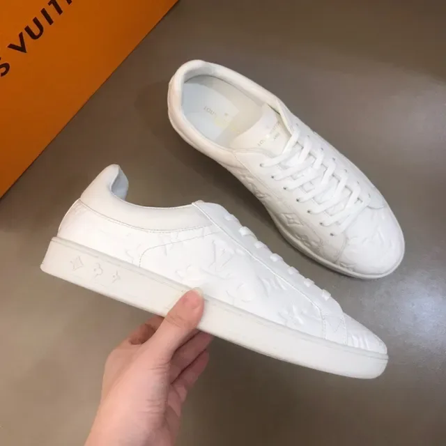 Louis Vuitton LV Trainer Blanc Monogramme Embossé Baskets Basses Lifestyle 8