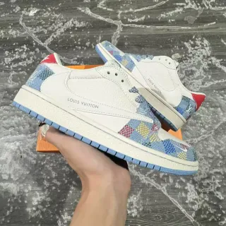 Louis Vuitton LV Trainer Zapatillas Blancas Multicolor Patchwork Paneles Textiles Marca Debossed Estilo de Vida Sneakers