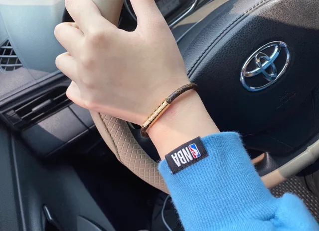 Louis Vuitton Monogram pulseira marrom dourado couro fecho cilíndrico 5