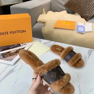 Louis Vuitton Monogram Lona con Forro de Cordero Chanclas