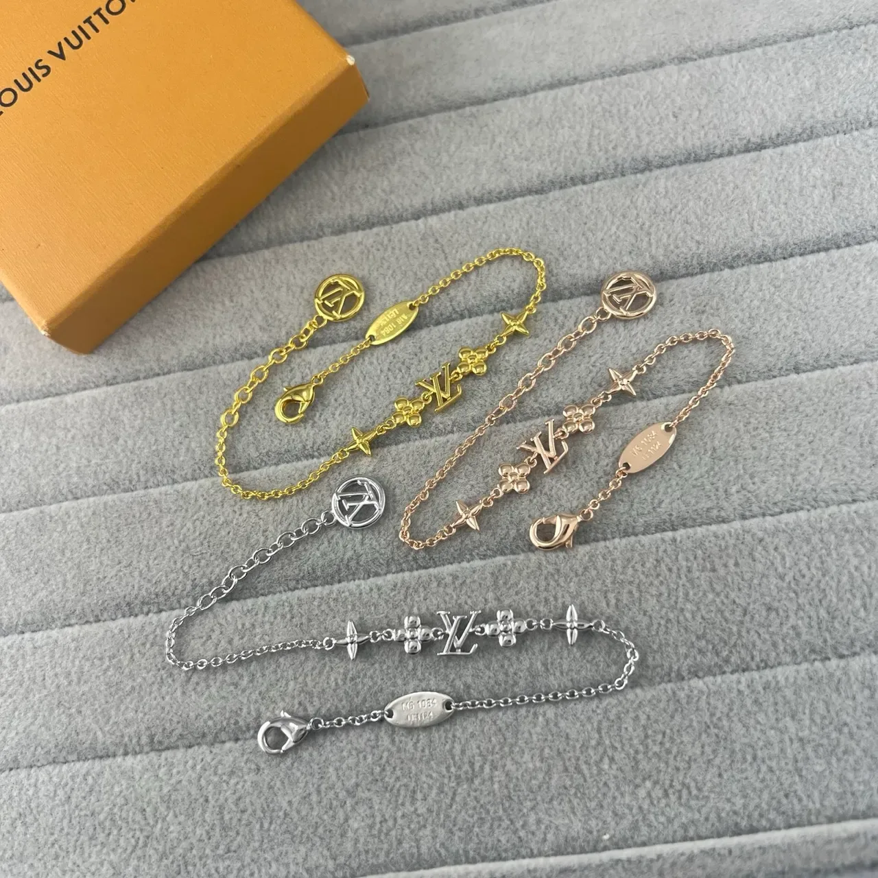 Pulsera Louis Vuitton Monogram Flowers Cadena de Eslabones Oro y Plata 5