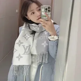 Louis Vuitton Monogram رمادي أبيض مزين بفرشة Cashmere وشاح