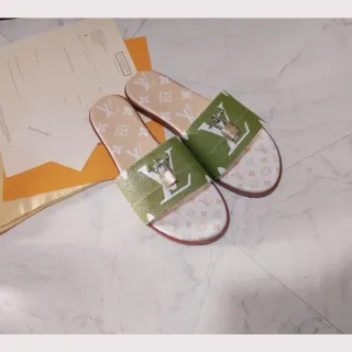 Louis Vuitton Monogram Lock Strap ऑलिव ग्रीन स्लिपर्स