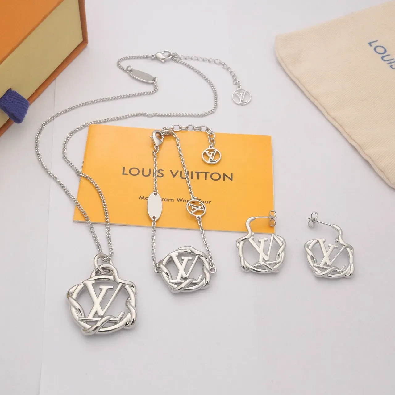 Louis Vuitton Monogram World Tour Gold Twisted Rope Motif Pendant Necklace 4