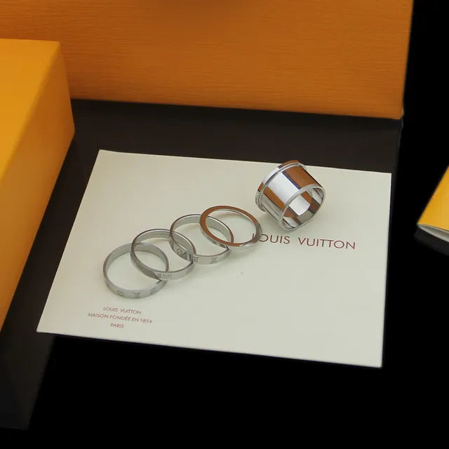 Louis Vuitton Monogram Tour Mondiale bagues à large bande gravées 2