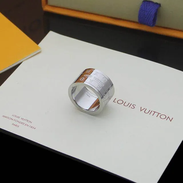 Louis Vuitton Monogram Tour Mondiale bagues à large bande gravées 6