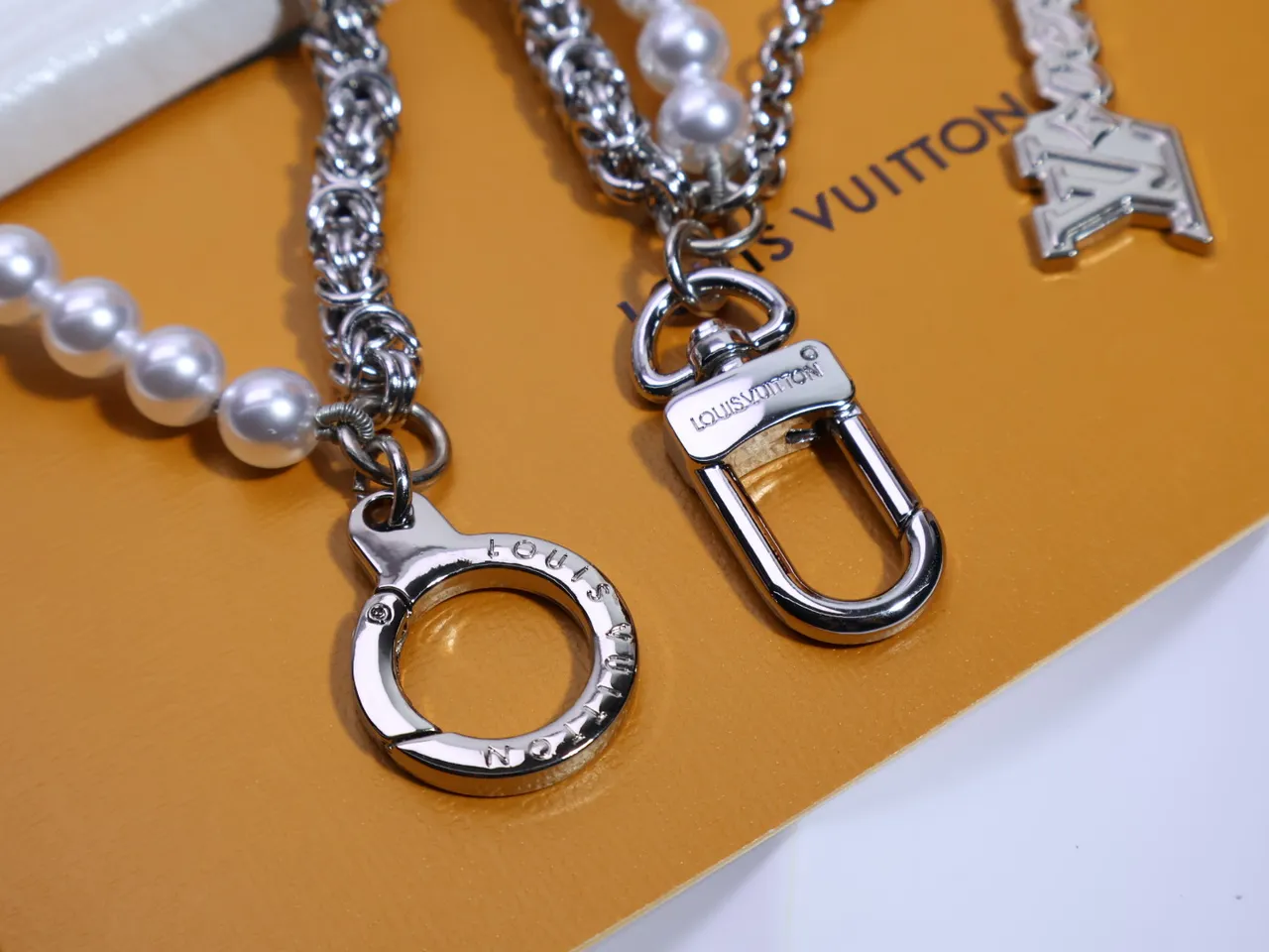 Louis Vuitton Pearl and Turquoise Beaded Chain Necklace 2