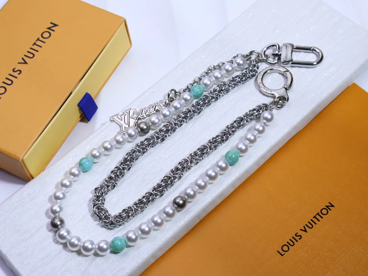 Louis Vuitton Pearl and Turquoise Beaded Chain Necklace 7