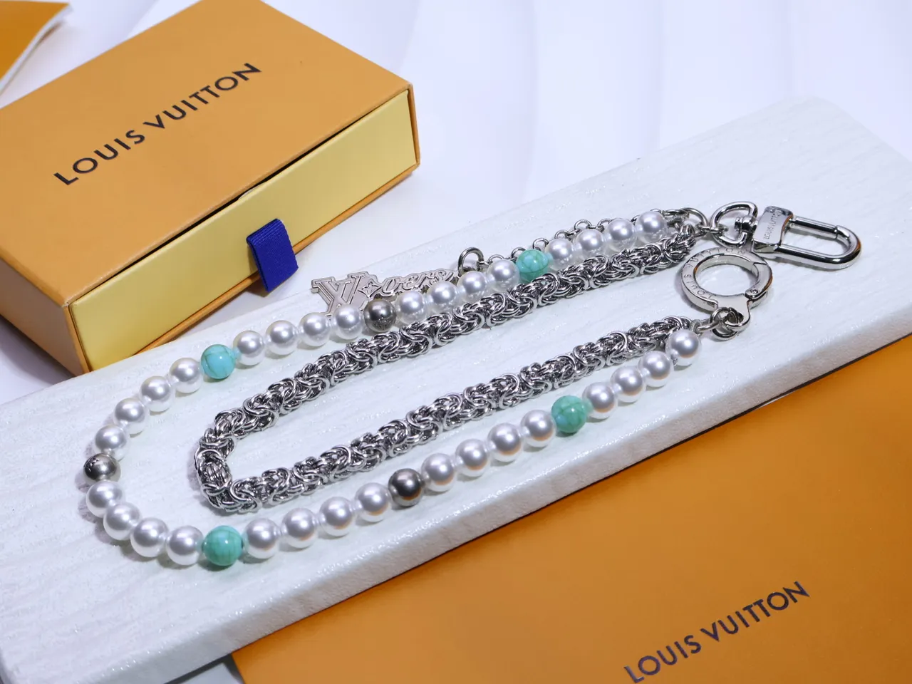 Louis Vuitton Pearl and Turquoise Beaded Chain Necklace 8