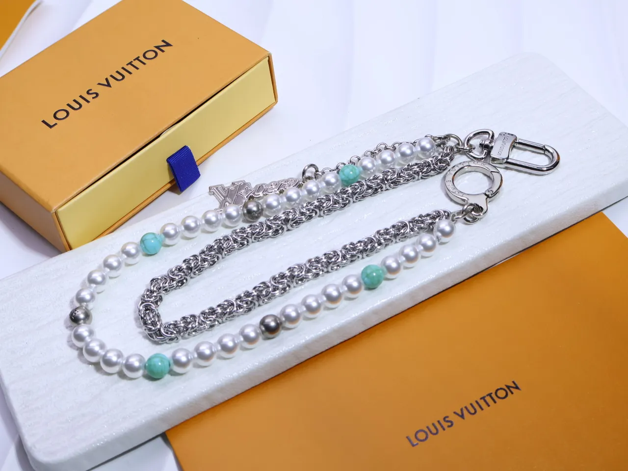 Louis Vuitton Pearl and Turquoise Beaded Chain Necklace 9