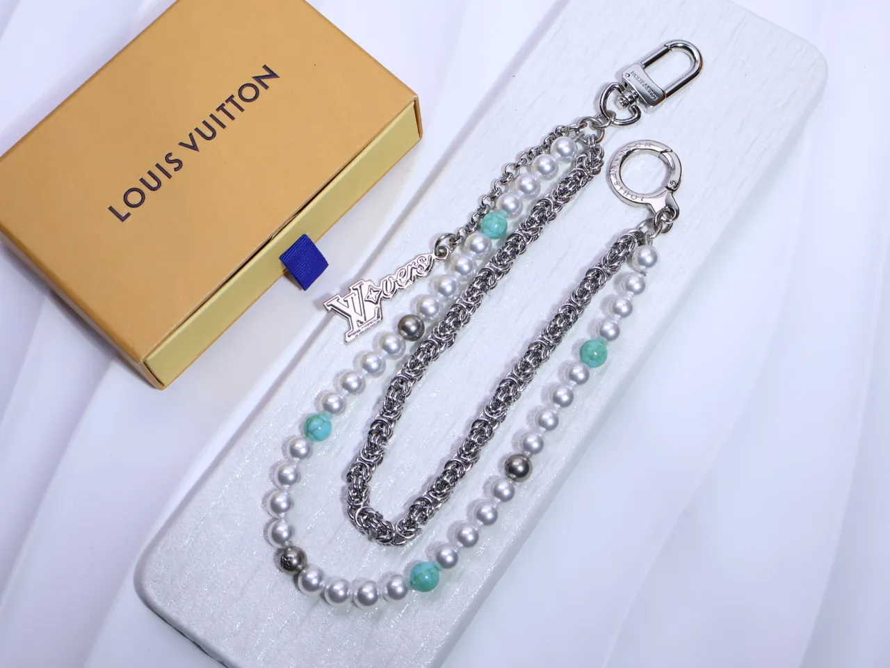 Louis Vuitton Pearl and Turquoise Beaded Chain Necklace 10