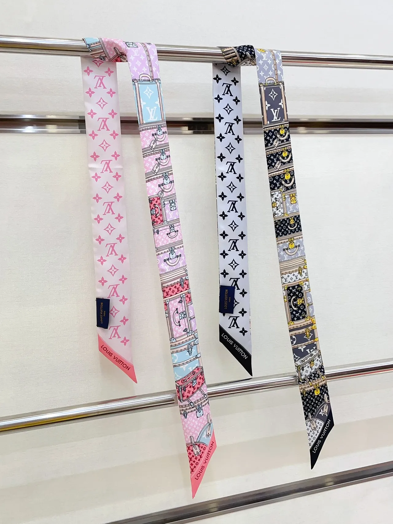 Louis Vuitton Petite Malle Illustration Foulard de soie 3