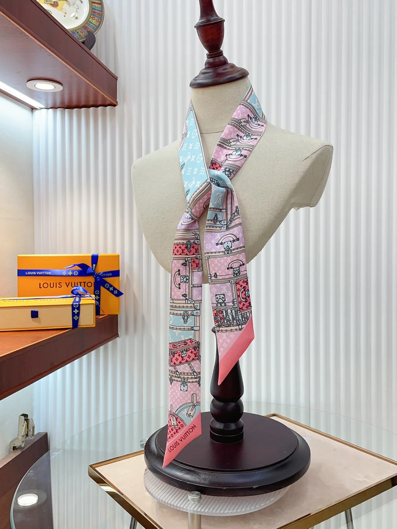Louis Vuitton Petite Malle Illustration Foulard de soie 8