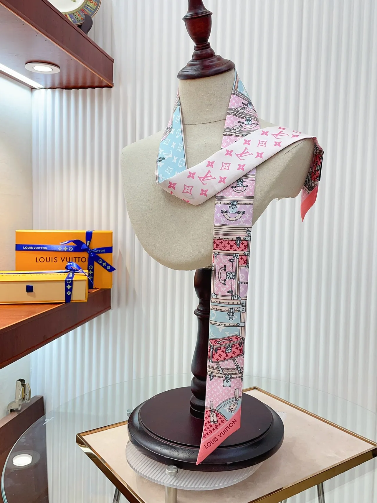 Louis Vuitton Petite Malle Illustration Foulard de soie 9