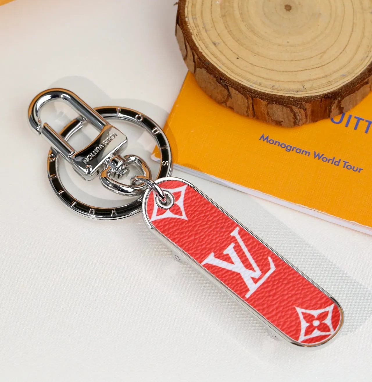 Louis Vuitton लाल সাদা আয়তাকার চামড়ার ট্যাগ মোনোগ্রামড ফোন অ্যাক্সেসরি 5