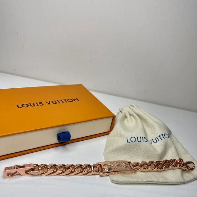 Bracelet Louis Vuitton Chaîne Curb Or Rose Plaque Gravée 3