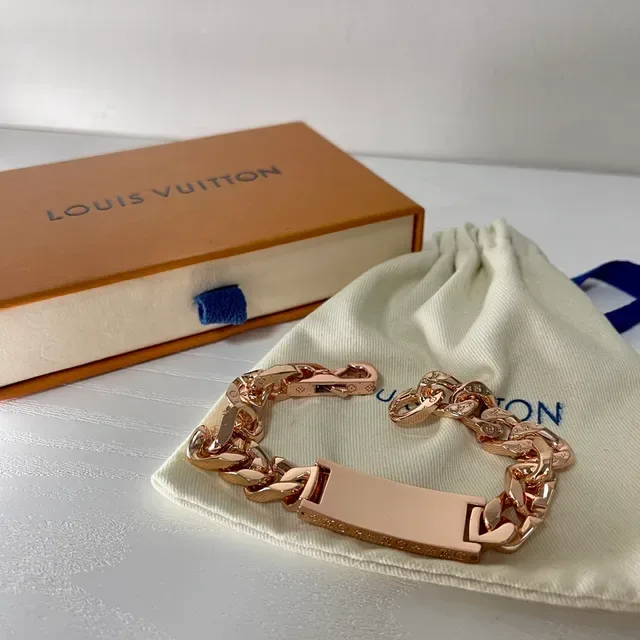 Bracelet Louis Vuitton Chaîne Curb Or Rose Plaque Gravée 4