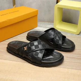 Louis Vuitton Run Away काली सोने की चेकर्ड पट्टी मोनोग्राम-एम्बॉस्ड सोल स्लिपर्स