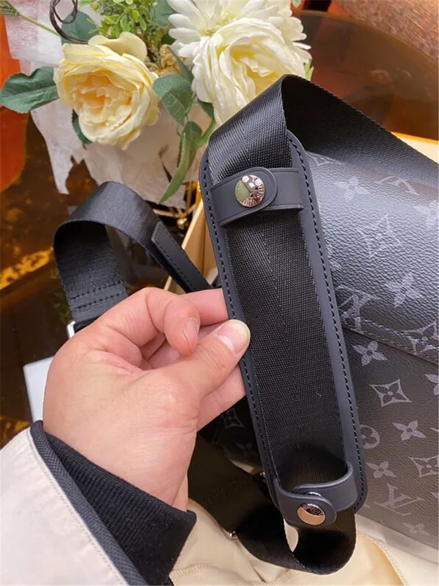 Louis Vuitton Run Away cinza preto Monogram lona revestida fechamento flap-top bolsa mensageiro 4