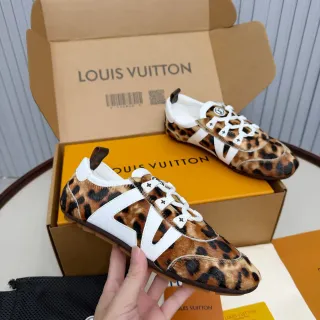 Louis Vuitton Run Away Tênis Lifestyle de Pelo de Bezerro e Couro Branco com Estampa de Leopardo