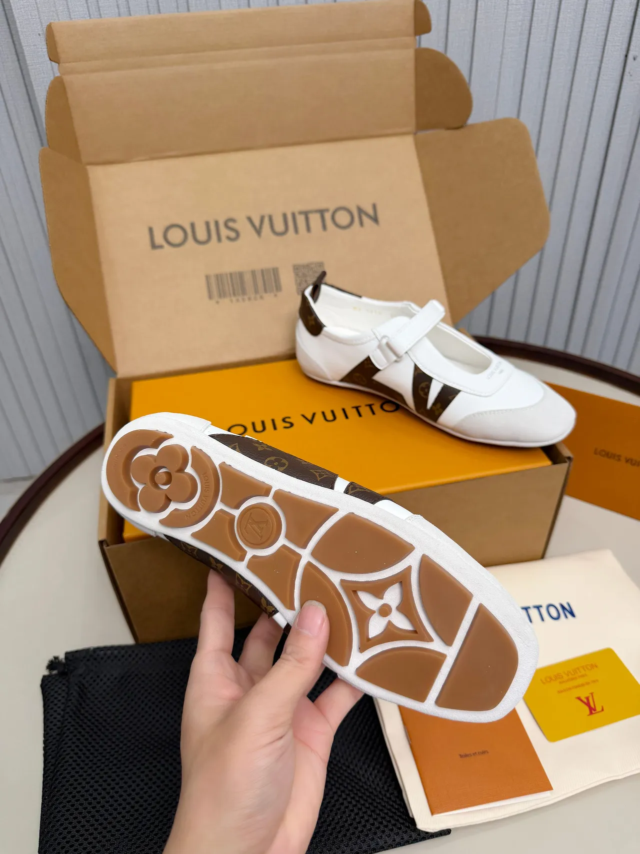 Louis Vuitton Run Away blanc et marron Monogram Mary Jane Shoes 3