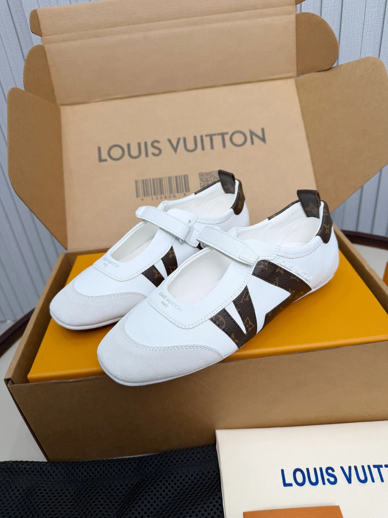 Louis Vuitton Run Away blanc et marron Monogram Mary Jane Shoes 4