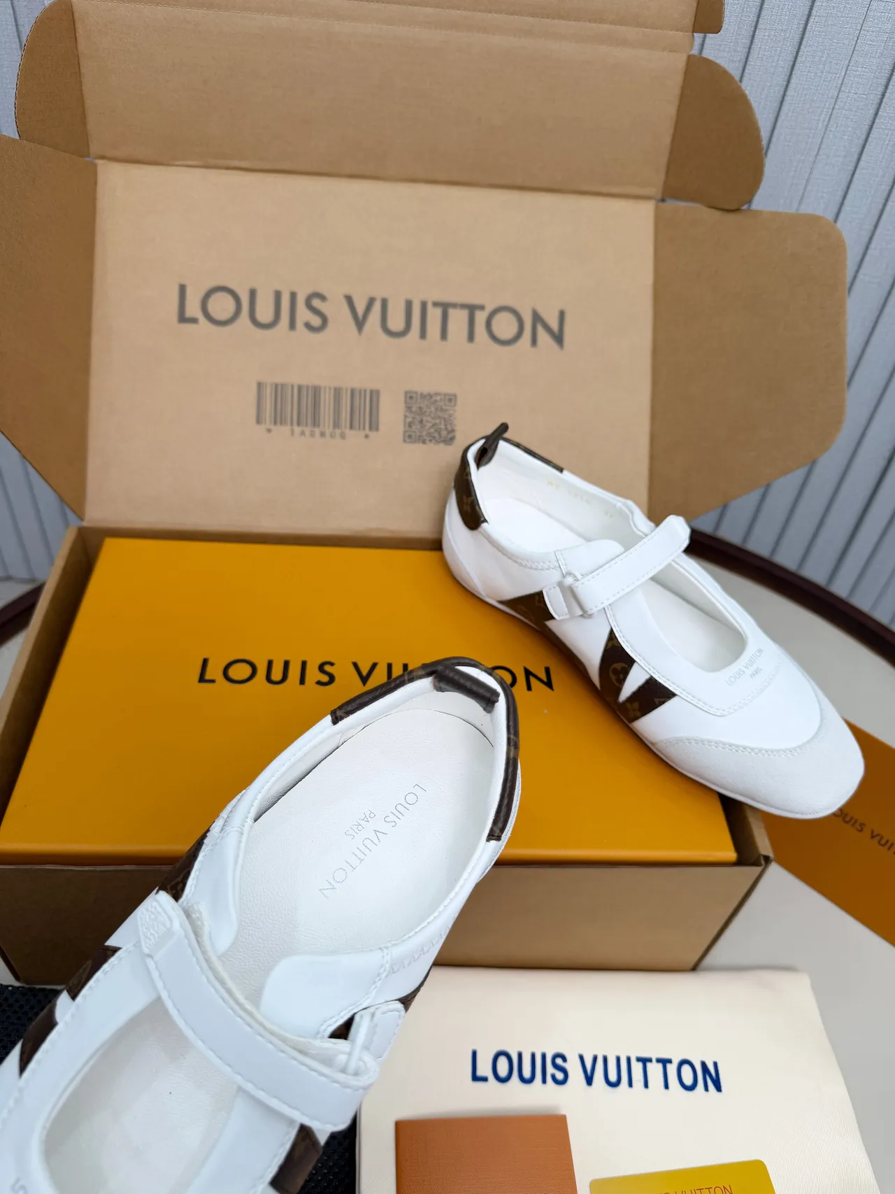 Louis Vuitton Run Away blanc et marron Monogram Mary Jane Shoes 6