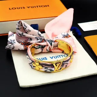 Louis Vuitton بنجل ذهبي مع وشاح متكامل