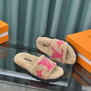 Louis Vuitton Slide Beige Rosa Forro de Shearling Bordado Monograma Zapatillas