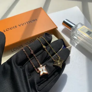 قلادة Louis Vuitton دلاية نجمية سلسلة ذهبية بيضاء