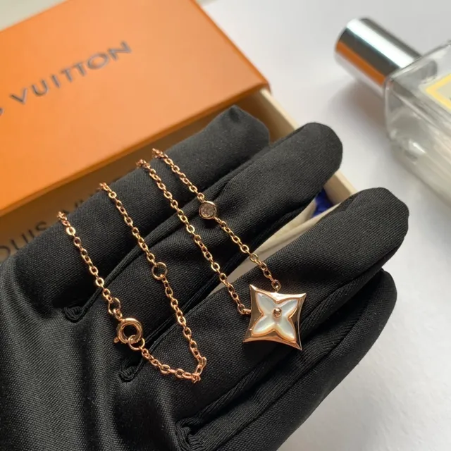 Louis Vuitton Pendentif Étoile Chaîne Or Blanc 4