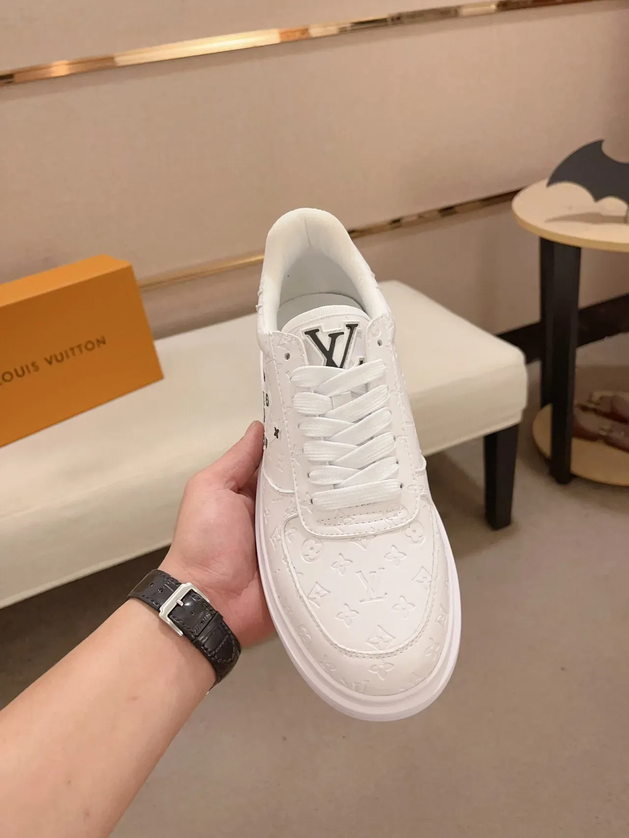 Louis Vuitton Zapatillas Lifestyle Blancas y Negras con Monograma Embossed de Cuero con Acentos de Clavos Decorativos 2