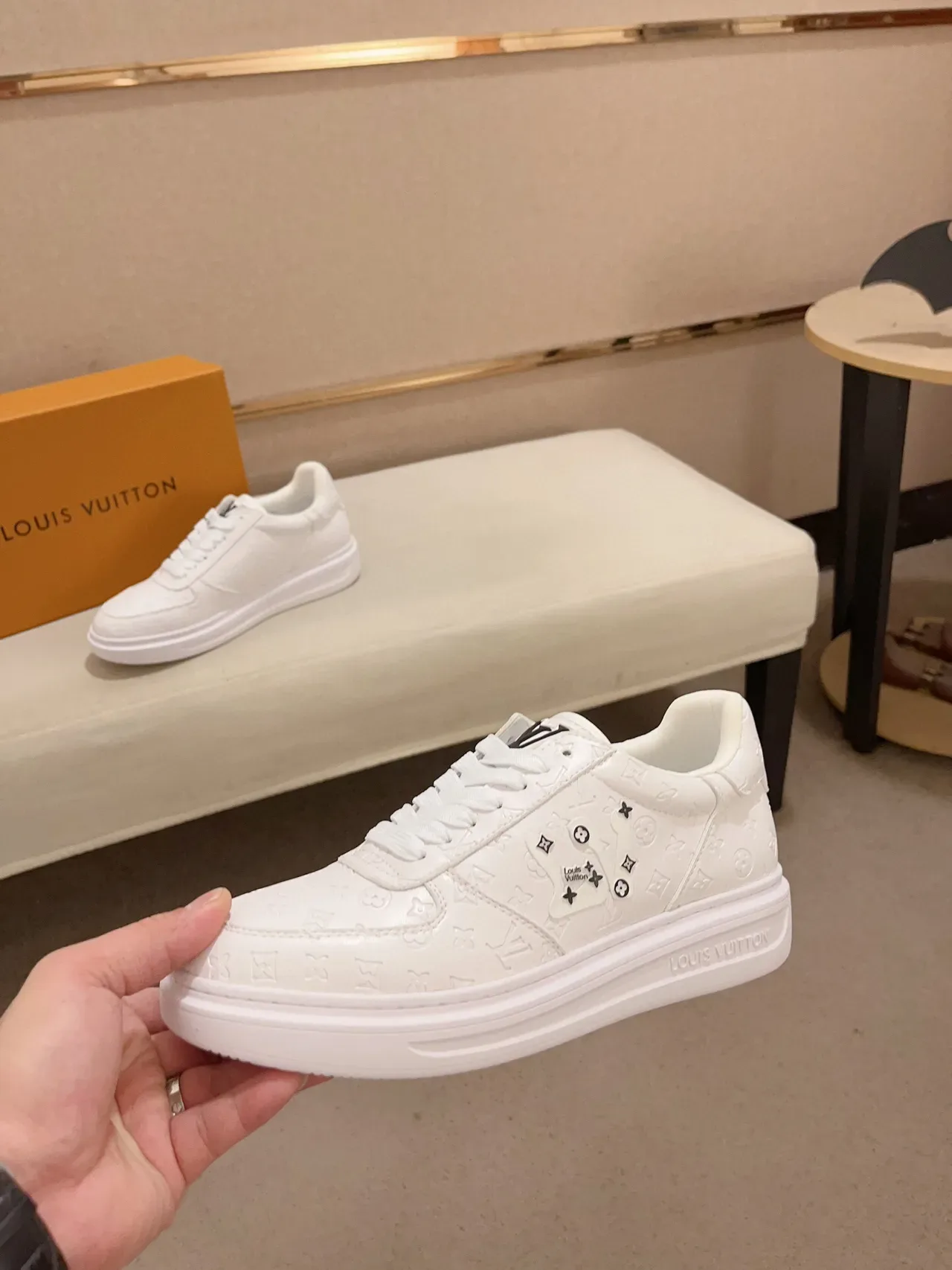 Louis Vuitton Zapatillas Lifestyle Blancas y Negras con Monograma Embossed de Cuero con Acentos de Clavos Decorativos 3