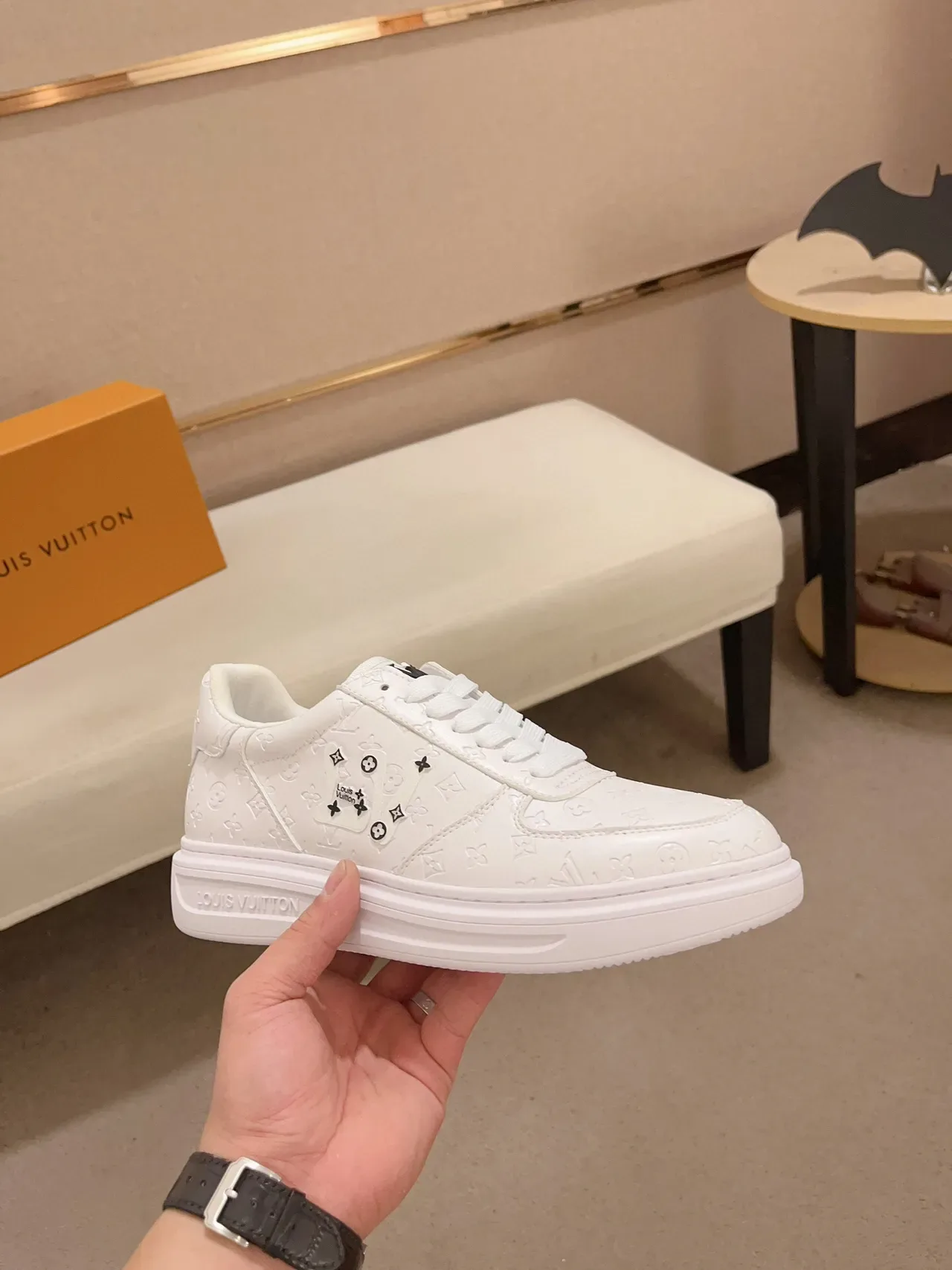 Louis Vuitton Zapatillas Lifestyle Blancas y Negras con Monograma Embossed de Cuero con Acentos de Clavos Decorativos 4